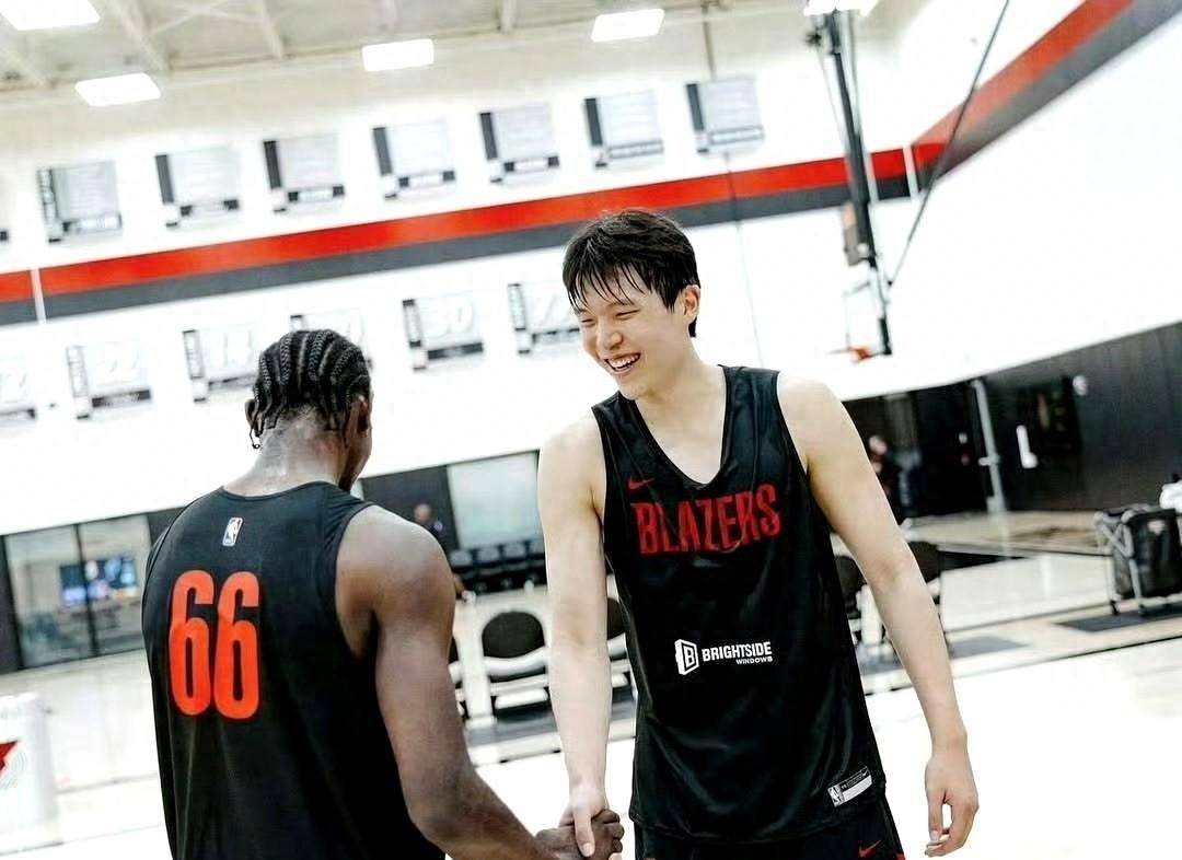 开运体育官网-杨瀚森高位策应传球失误被换下，双手掩面略显沮丧的简单介绍