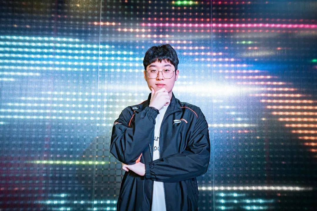 LOL：电竞世界杯HLE首秀！上单弱的CFO偏偏遇到了Zeus